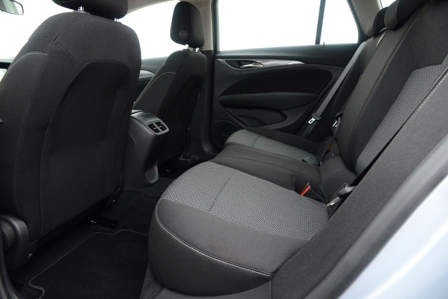 Интерьер Vauxhall Insignia Sports Tourer Turbo 2017 года  (фото 11 из 11)